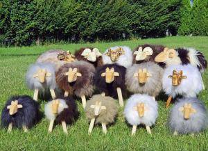 Schaffelle - Holzschafe  - woodensheepwithsheepskin