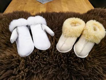 Schaffelle - Warme, kuschelige Schaffellhandschuhe und Hausschuhe 