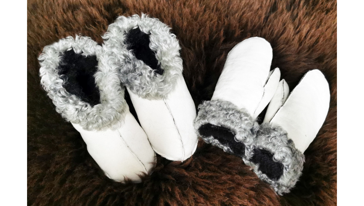 Wollhandschuhe und Lammfellpantoffeln!